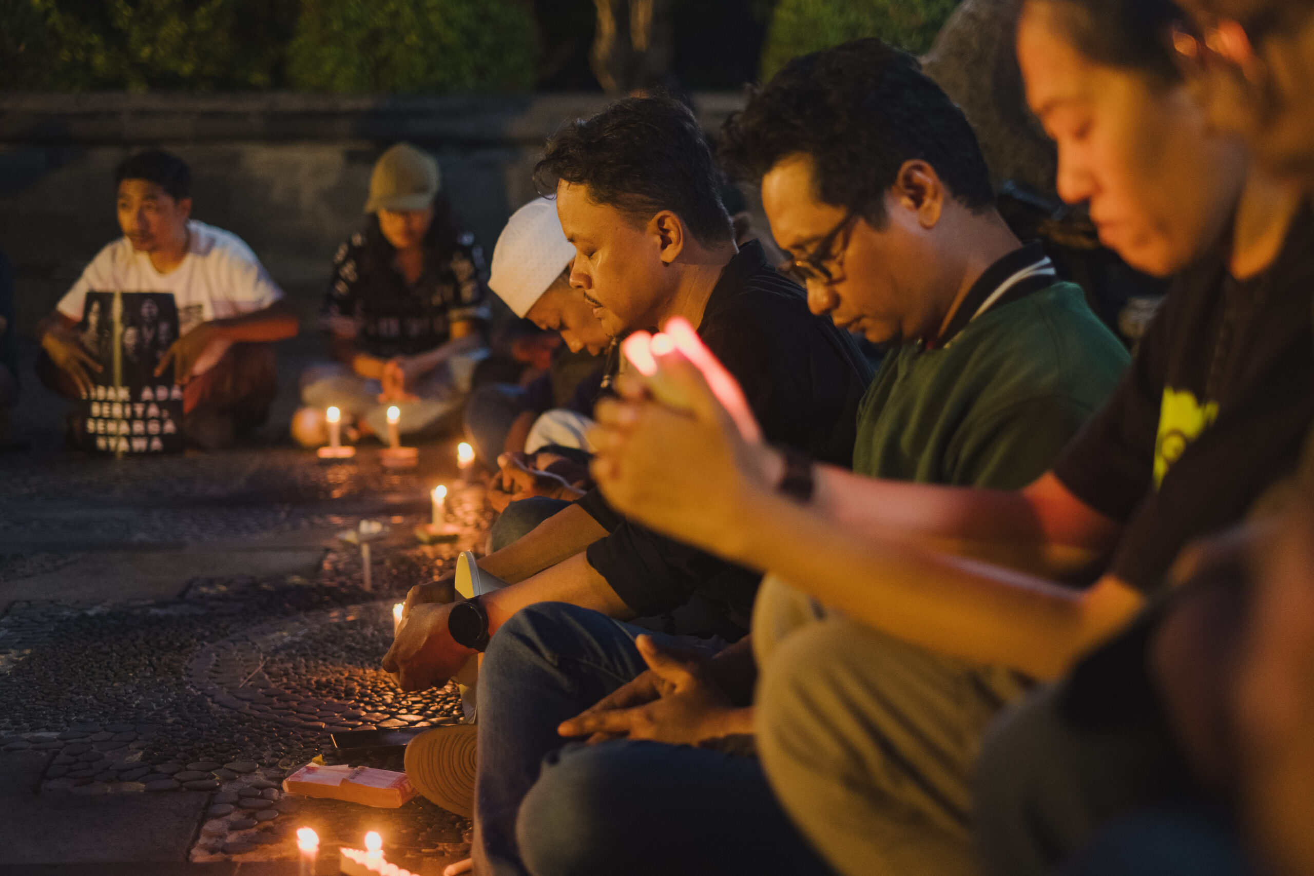 Bali Journalists Hold Prayer for Five Reporters, Three Crew Members Missing Near Anak Krakatau