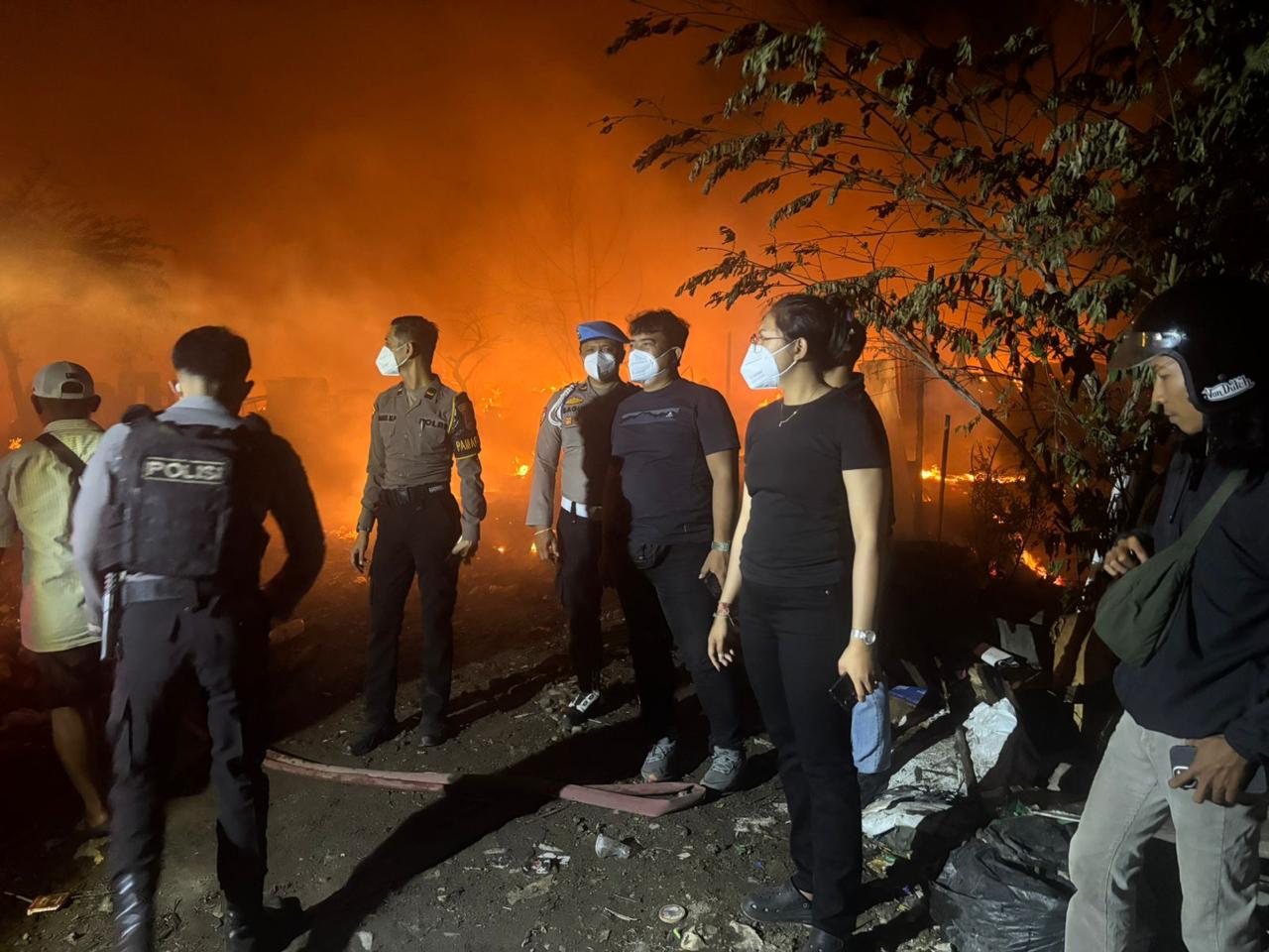BALINEWSID.COM, DENPASAR — A temporary building used as a scrap storage warehouse caught fire on Jalan Nakula, Gang Jatayu, Banjar Mergaya, Pemecutan Klod Vill…