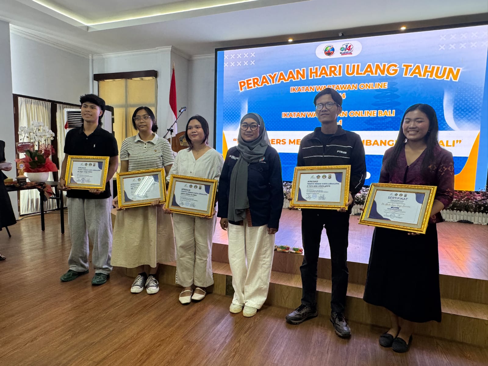 BALINEWSID.COM, DENPASAR — The Indonesian Online Journalists Association (IWO) Bali used the commemoration of the 14th anniversary of IWO Indonesia and the fir…