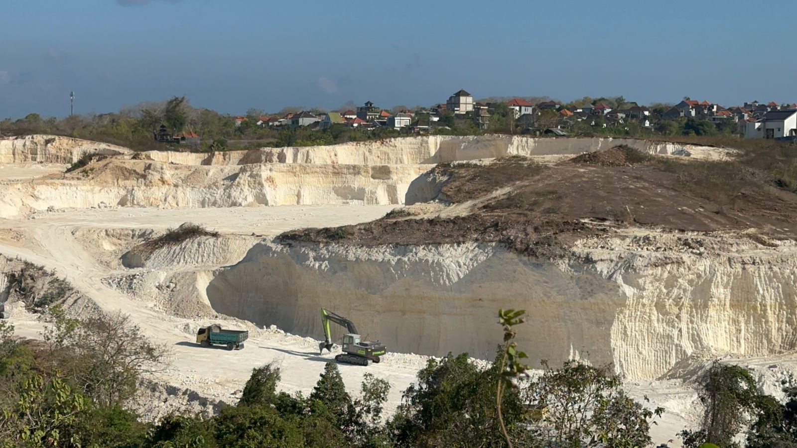 BALINEWSID.COM, BADUNG — The Bali Provincial Legislative Council’s Special Committee on Spatial Planning, Assets and Licensing (Pansus TRAP) has ordered the te…