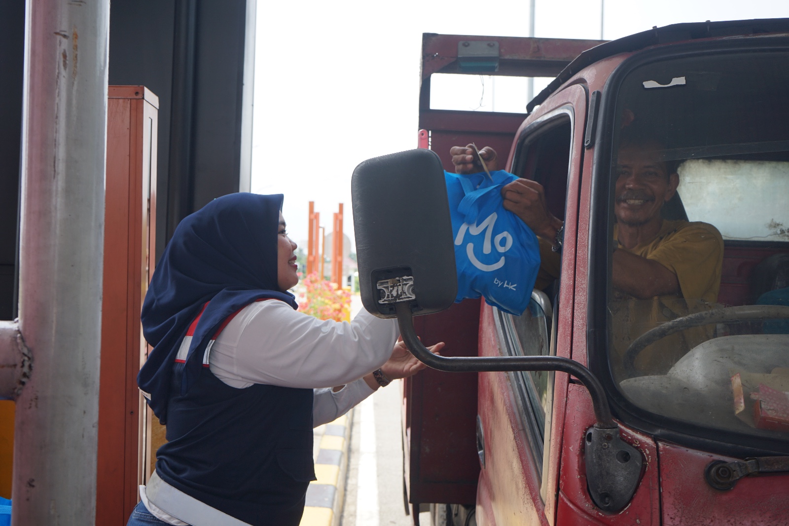 BALINEWSID.COM, JAKARTA – PT Hutama Karya (Persero) marked National Customer Day 2026 by providing free health checks, vitamin kits, merchandise, and a 10% tol…
