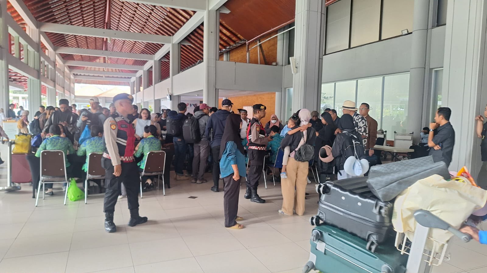 BALINEWSID.COM, BADUNG – Police have tightened security at the domestic terminal of I Gusti Ngurah Rai International Airport following the cancellation of 17 f…