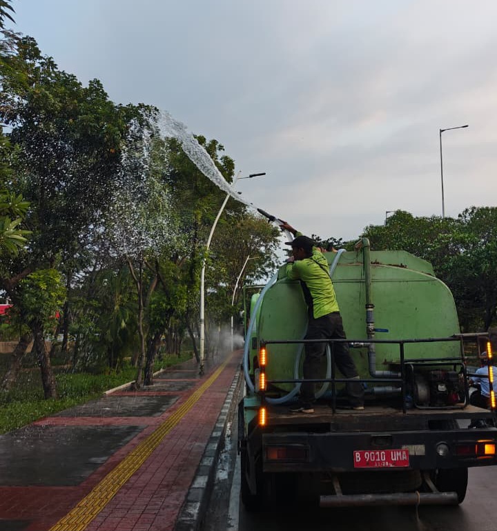 BALINEWSID.COM, JAKARTA — The Jakarta Provincial Government has deployed water-mist trucks operated by the Environmental Agency (DLH) and the Parks and Urban F…