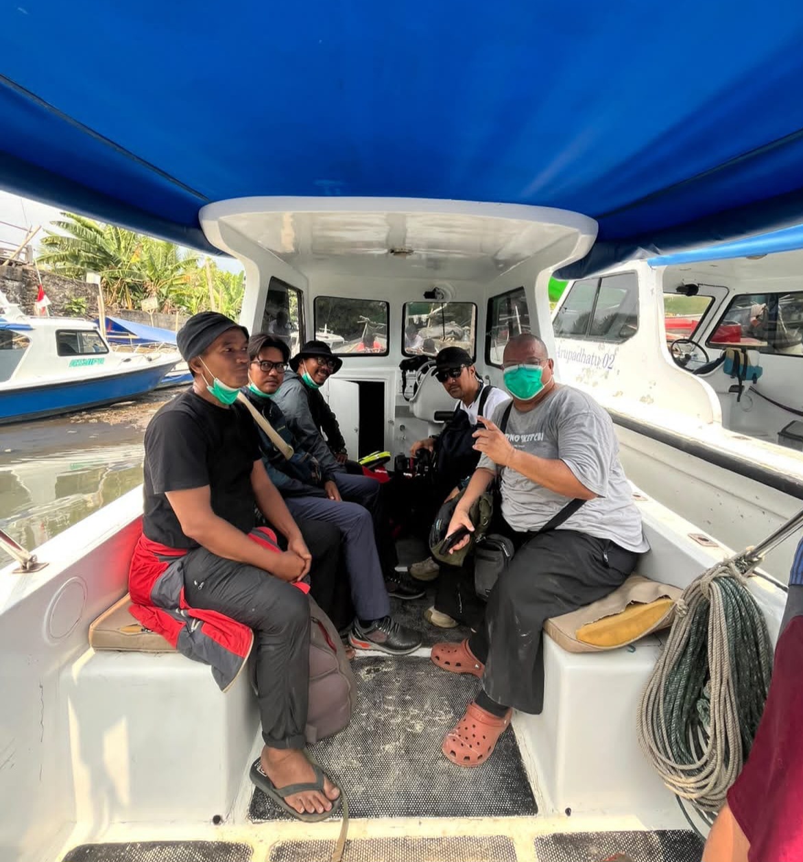 BALINEWSID.COM, PANDEGLANG — A speedboat carrying eight people, including several journalists, has lost contact in the waters of the Sunda Strait off Pandeglan…