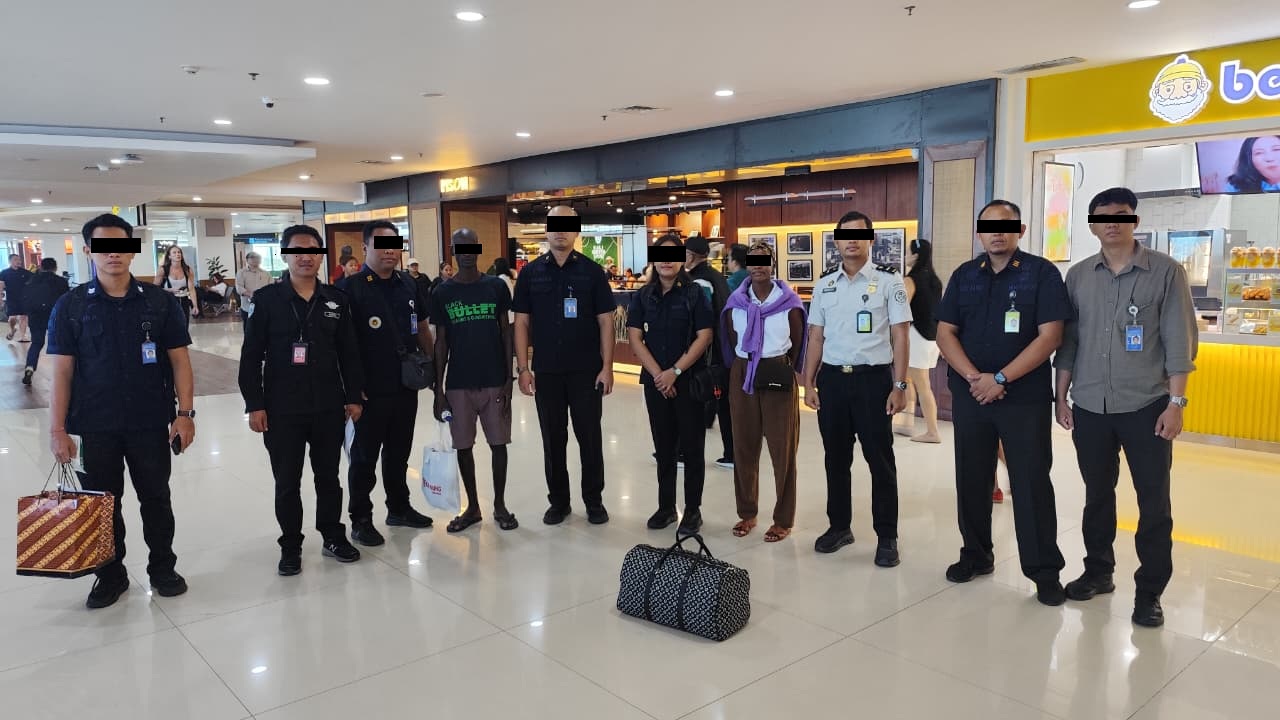 BALINEWSID.COM, BADUNG — The Denpasar Immigration Detention Center (Rudenim Denpasar) escorted and secured the transfer of two immigration detainees to the Mak…