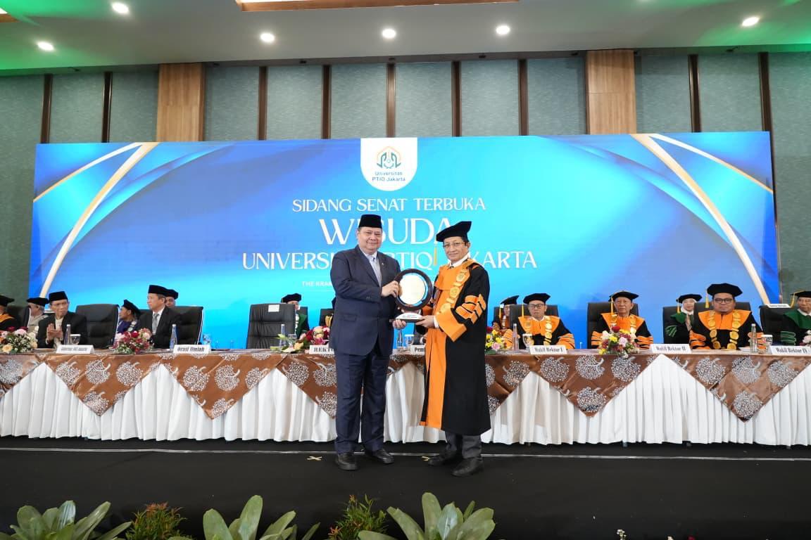 Airlangga Urges PTIQ Graduates to Become Innovators for a More Equitable Economy