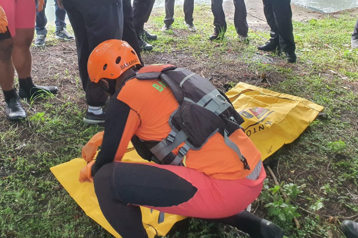 DENPASAR, BALINEWS.ID – Gede Satria, seorang bocah berusia 6 tahun ditemukan meninggal dunia di Sungai Taman Pancing pada Sabtu (25/1). Sebelumnya, korban dila…