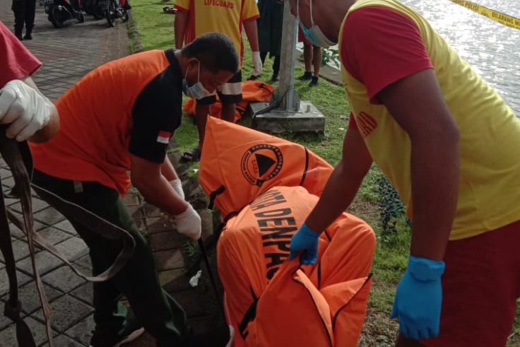 DENPASAR, BALINEWS.ID - Warga di sekitar Bendungan Tanah Kilap, Pemogan, Denpasar Selatan, dikejutkan oleh penemuan sesosok mayat perempuan yang mengambang di …