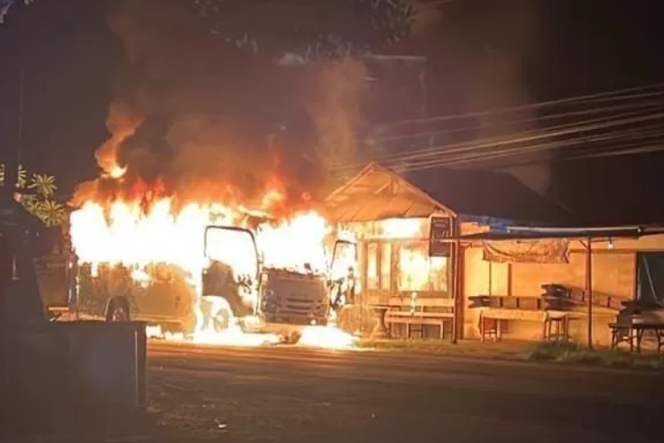 JEMBRANA, BALINEWS.ID - Insiden kebakaran mobil travel di Desa Banyubiru, Kecamatan Negara, Kabupaten Jembrana, juga menghanguskan sebuah usaha potong rambut m…