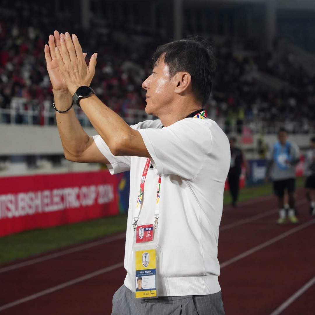 OLAHRAGA, Balinews.id - Momen haru terlihat di Bandara Soekarno-Hatta, Minggu (26/1/25) malam. Ratusan supporter Timnas mengantarkan kepulangan pelatih Shin Ta…