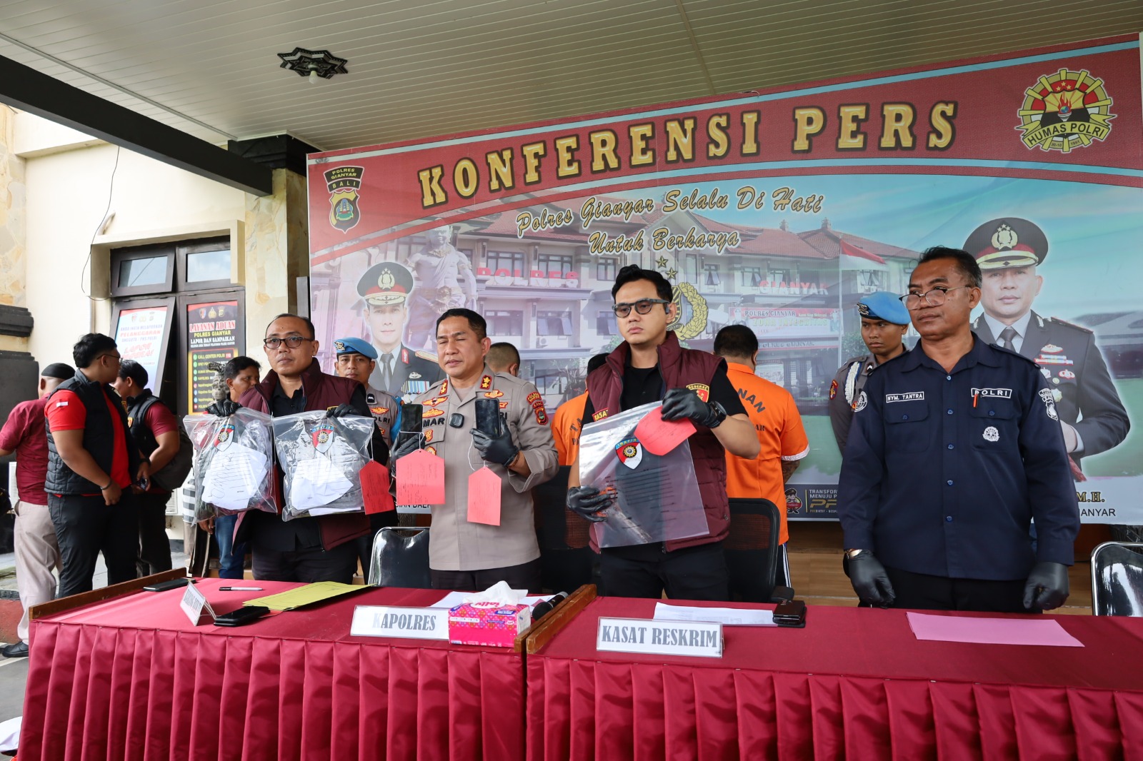 GIANYAR, Balinews.id - Hampir sepekan berlalu, akhirnya pelaku penusukan yang menyebabkan seorang pemuda bernama I Made Agus Aditya (26) tewas di Jalan Raya To…