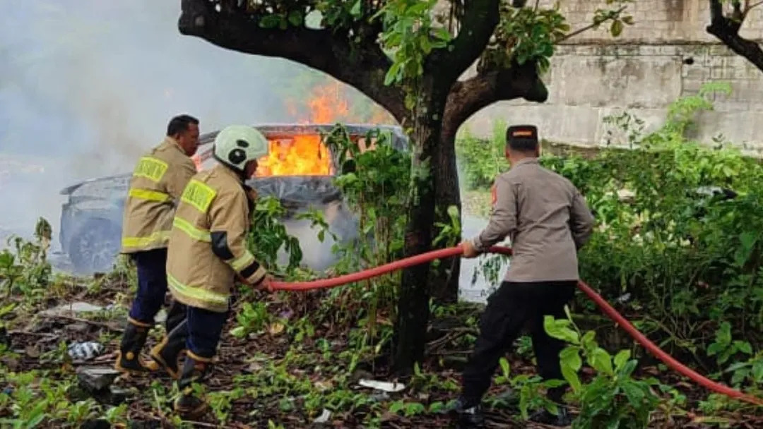 BADUNG, Balinewsid - Sebuah mobil merk Daihatsu Xenia warna putih terbakar hanguspada Selasa (21/1/25) di kawasan Ex-Hardys, Nusa Dua. Api dengan cepat melahap…