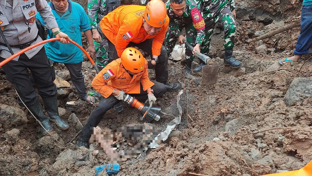 DENPASAR, Balinews.id - Akhirnya setelah kurang lebih 6 jam melakukan proses evakuasi, seluruh korban bencana tanah longsor yang terjadi di Jalan Ken Dedes, Ub…