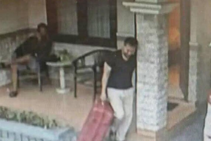 NASIONAL, BALINEWS.ID - Polisi mengungkap identitas pria yang terlihat duduk santai di depan kamar 301 Hotel Adisurya, Kota Kediri, tempat terjadinya pembunuha…