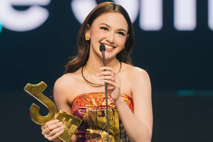 BALINEWS.ID - Lagu legendaris Mencintaimu yang pertama kali dipopulerkan oleh Kris Dayanti kini dibawakan kembali oleh Mahalini dengan sentuhan baru. Lirik yan…