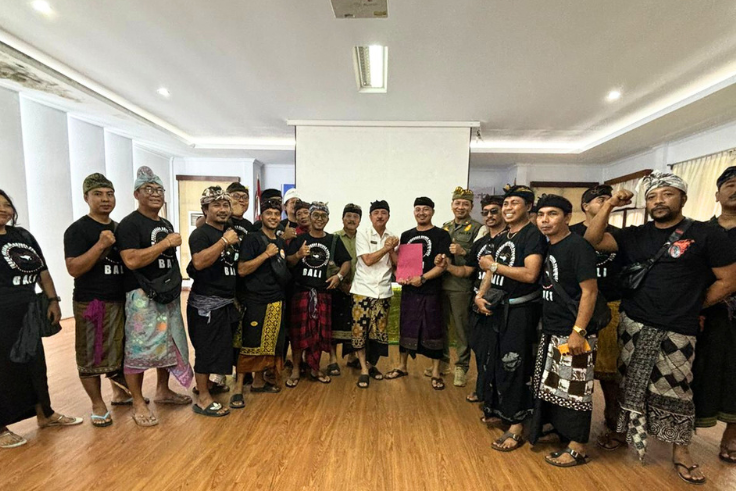 DENPASAR, BALINEWS.ID – Puluhan sopir pariwisata yang tergabung dalam Forum Perjuangan Driver Pariwisata Bali menggelar aksi damai di Dinas Pariwisata Bali, De…