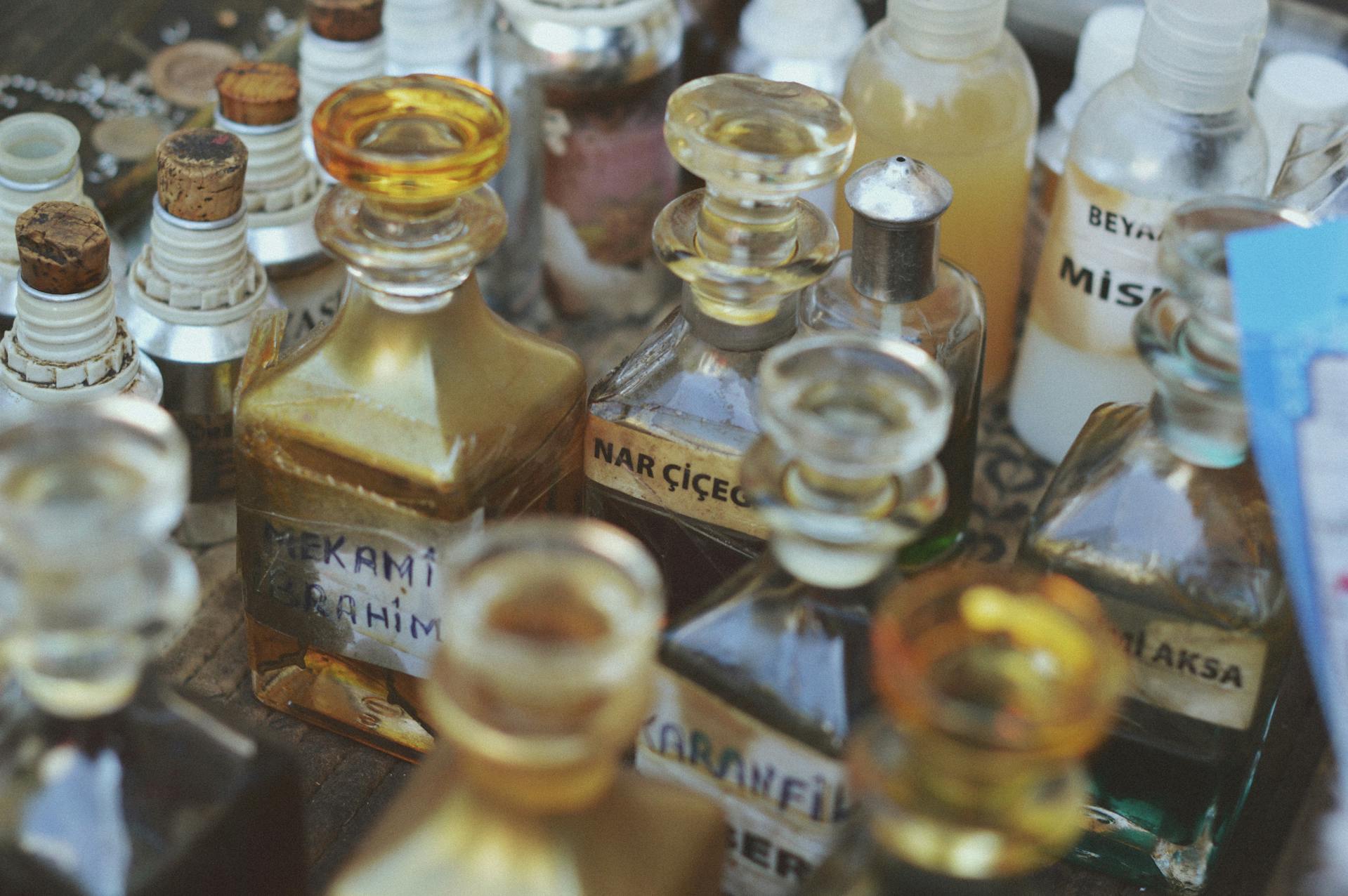 TIPS, Balinews.id - Pernahkah kamu mendengar istilah "maserasi parfum"? Maserasi parfum adalah proses membiarkan parfum "beristirahat" agar komponen wanginya m…