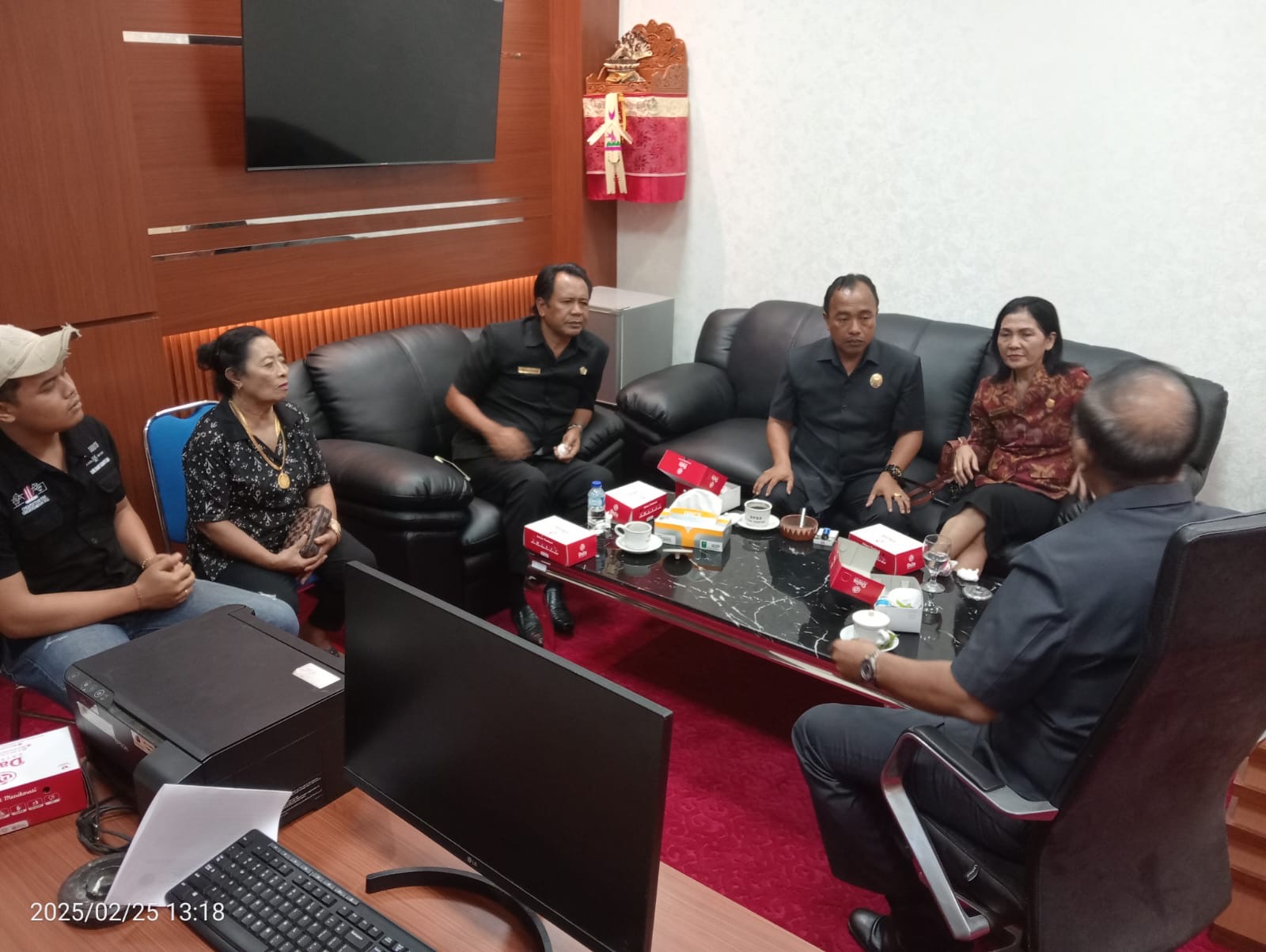 GIANYAR, BALINEWS.ID - Anggota DPRD Gianyar dari Dapil Payangan, bernama Nyoman Kandel dipanggil oleh Badan Kehormatan (BK) DPRD Gianyar atas dugaan penggelapa…