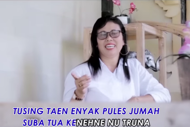 BALINEWS.ID - Lagu Bali yang berjudul "Proyek Gede" baru-baru ini mendadak viral di berbagai platform media sosial, terutama TikTok. Penyanyi Istri Jro Rufix b…