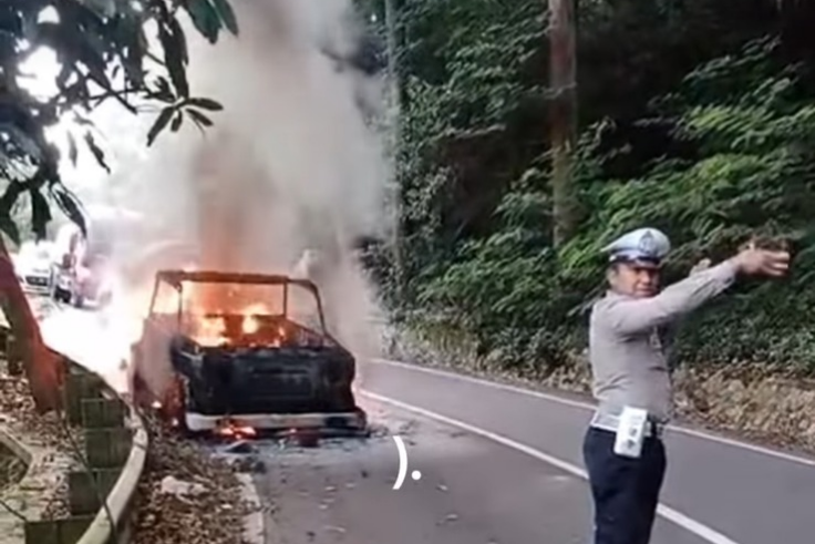 BANGLI, Balinews.id - Sebuah mobil Volkswagen (VW) safari berplat nomor DK 1328 CR terbakar di Jalan Raya Kedisan - Penelokan, Kecamatan Kintamani, Bangli, Sab…