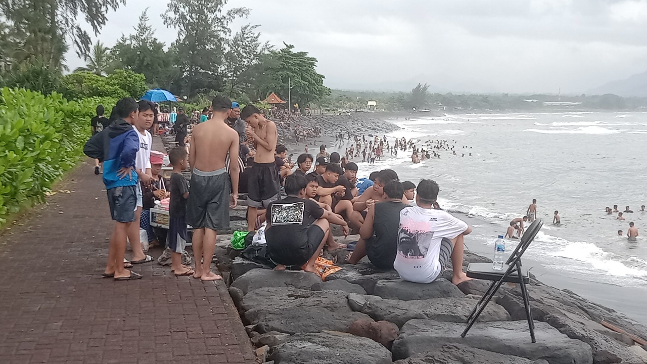 GIANYAR, BALINEWS.ID - Momen Banyupinaruh pada Minggu (9/2/2025) diguyur hujan. Namun tidak menyurutkan niat warga Gianyar untuk melukat atau menyucikan diri d…