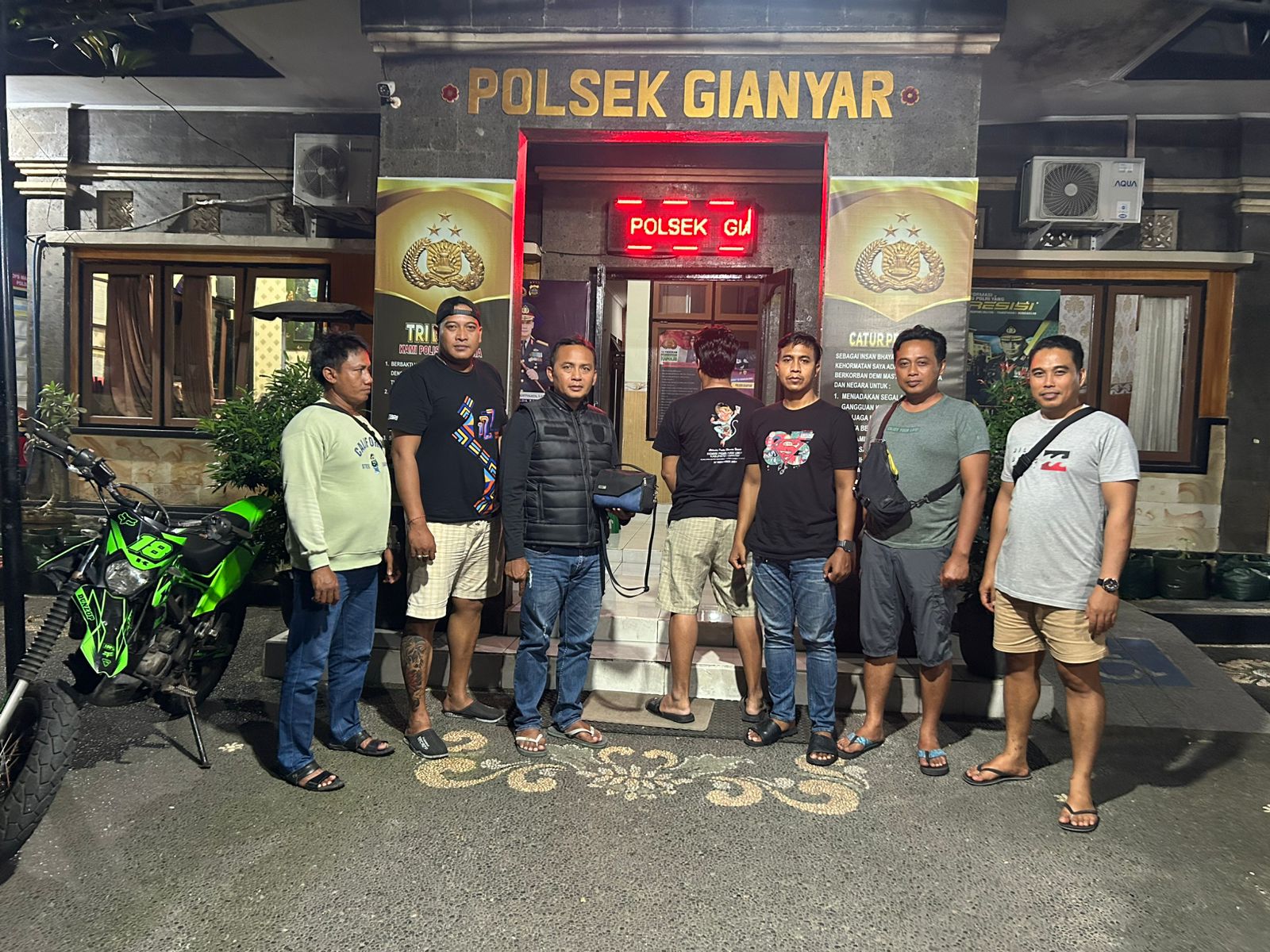 GIANYAR, BALINEWS.ID - Seorang pria berinisial INM (52) diciduk oleh Unit Reskrim Polsek Gianyar. Pelaku diduga mencuri tas yang berisi barang-barang berharga …