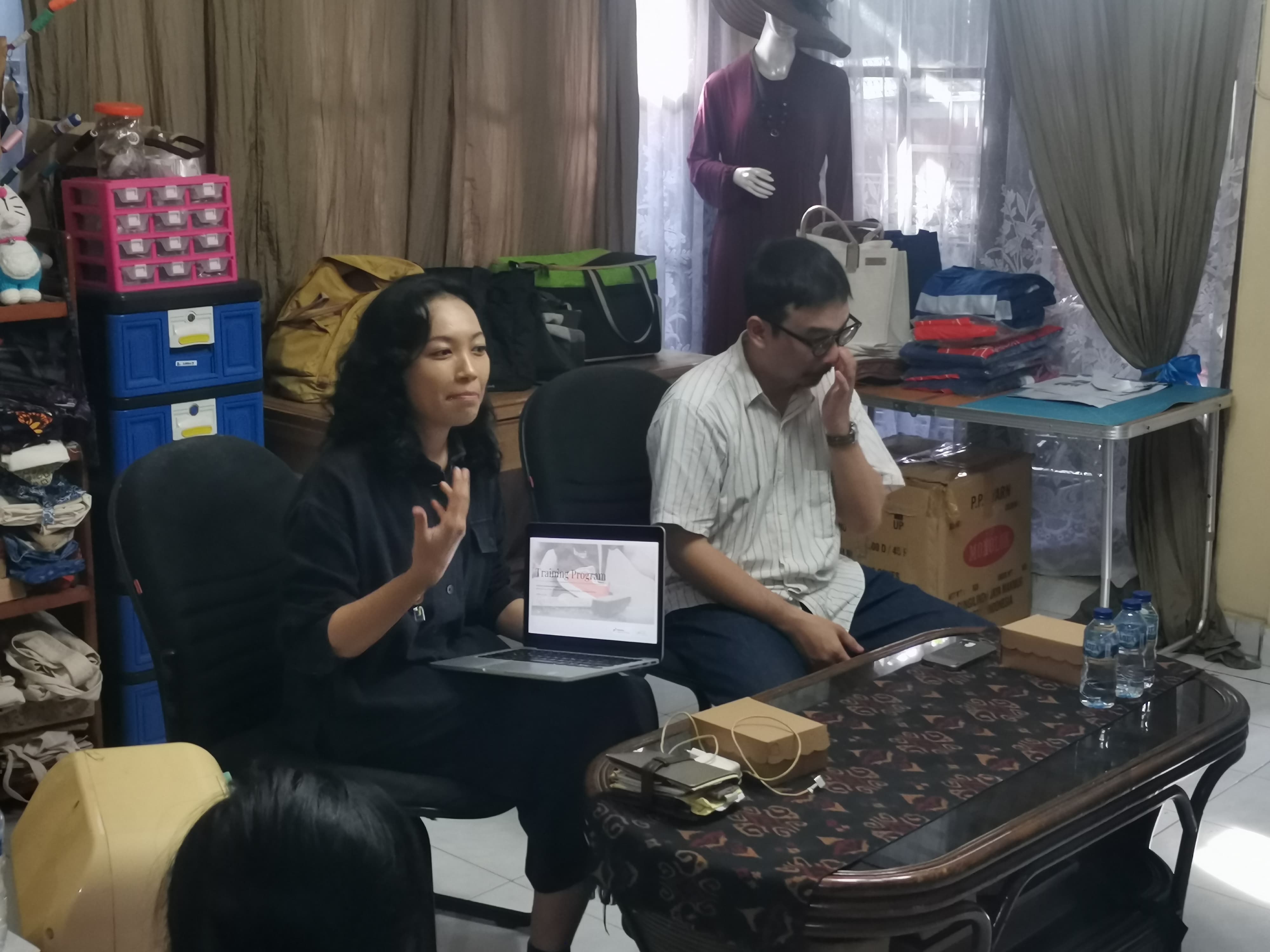 GIANYAR, BALINEWS.ID – Pertamina, sebagai pembina UMKM Ethneeq di Gianyar, Bali, mempunyai program inspiratif. Seragam bekas karyawan yang selama ini menjadi s…