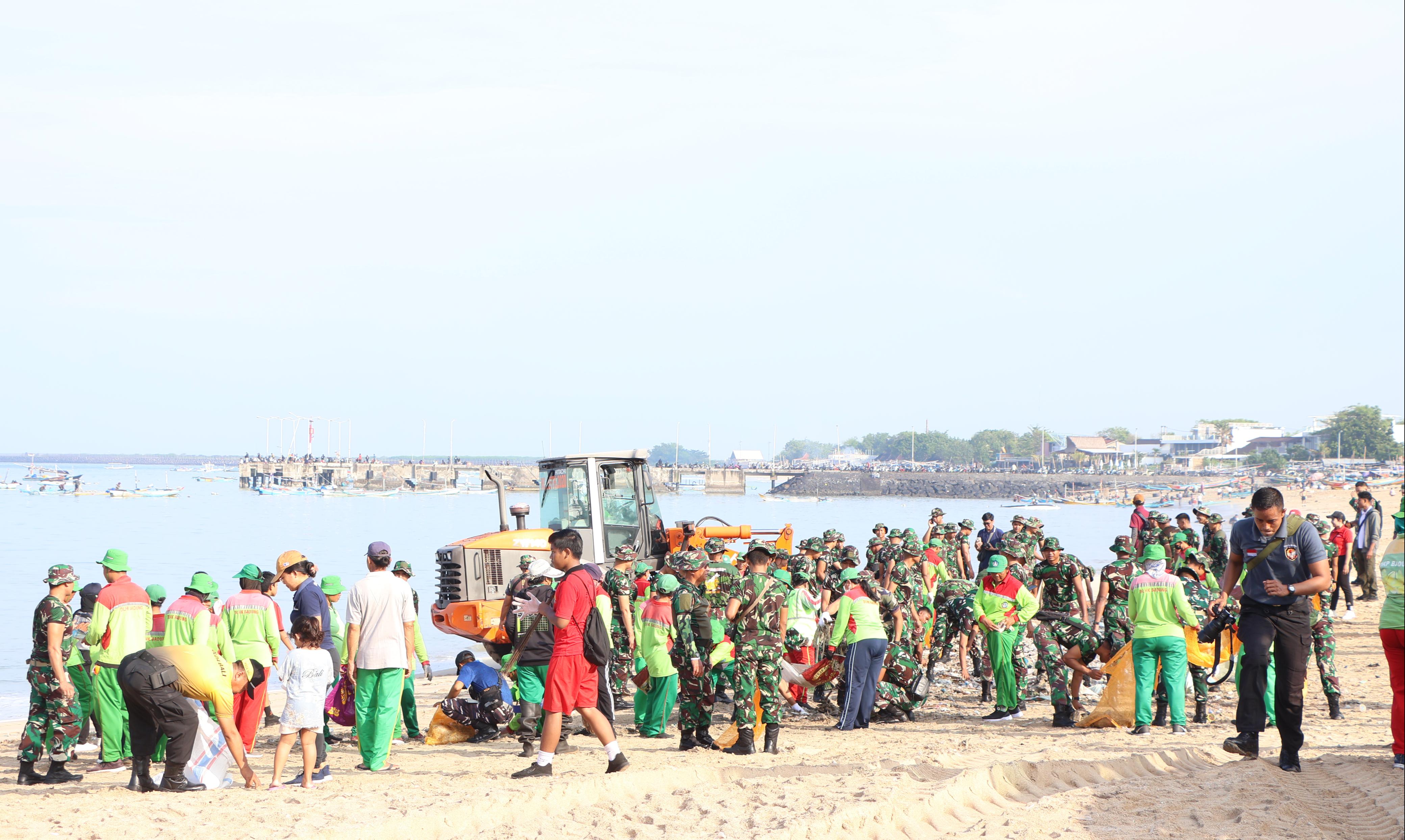 Peduli Sampah, Ratusan Orang Padati Pantai Kedonganan