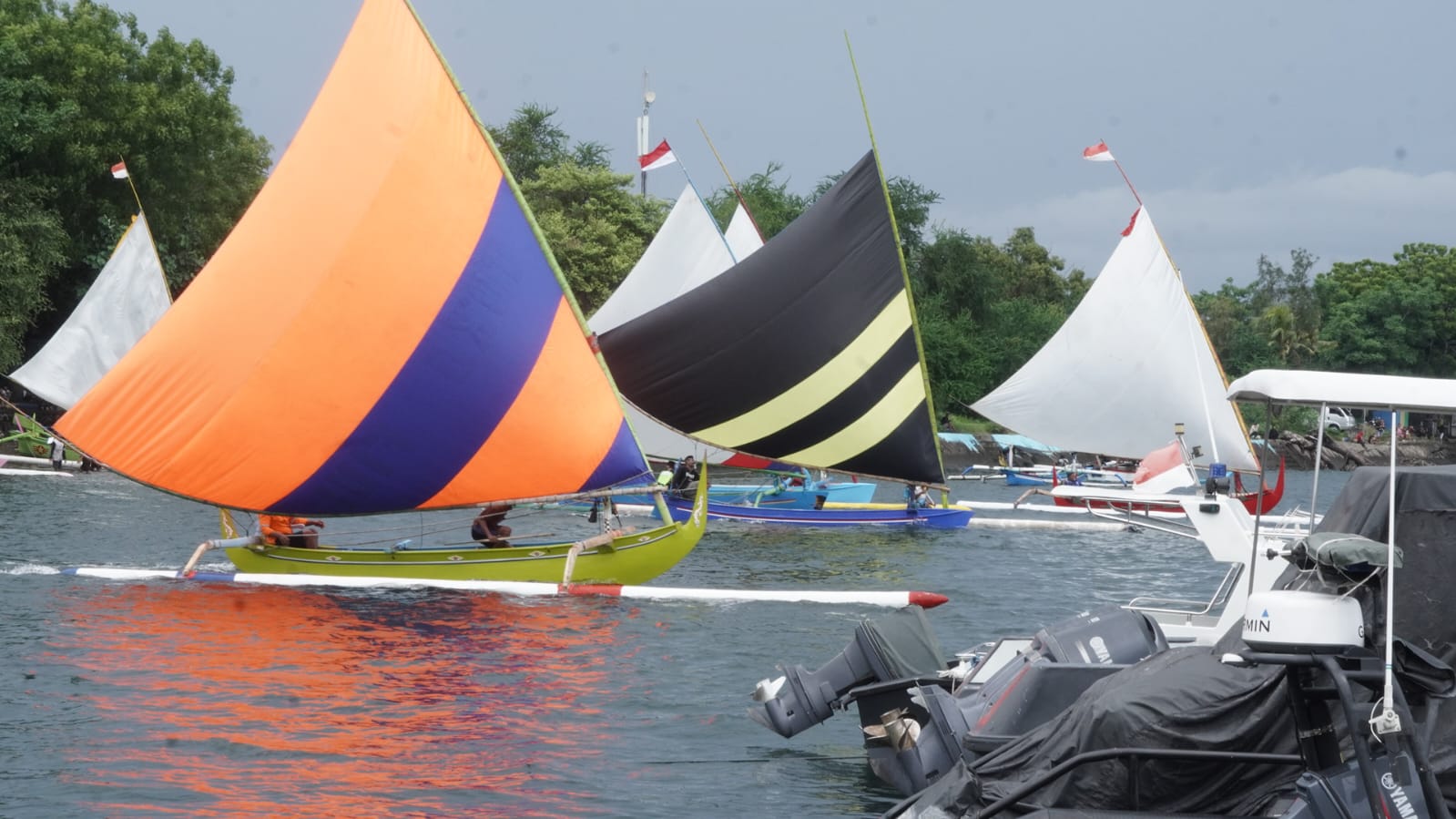 Tarik Perhatian Warga, Perahu Layar Penuhi Teluk Gilimanuk