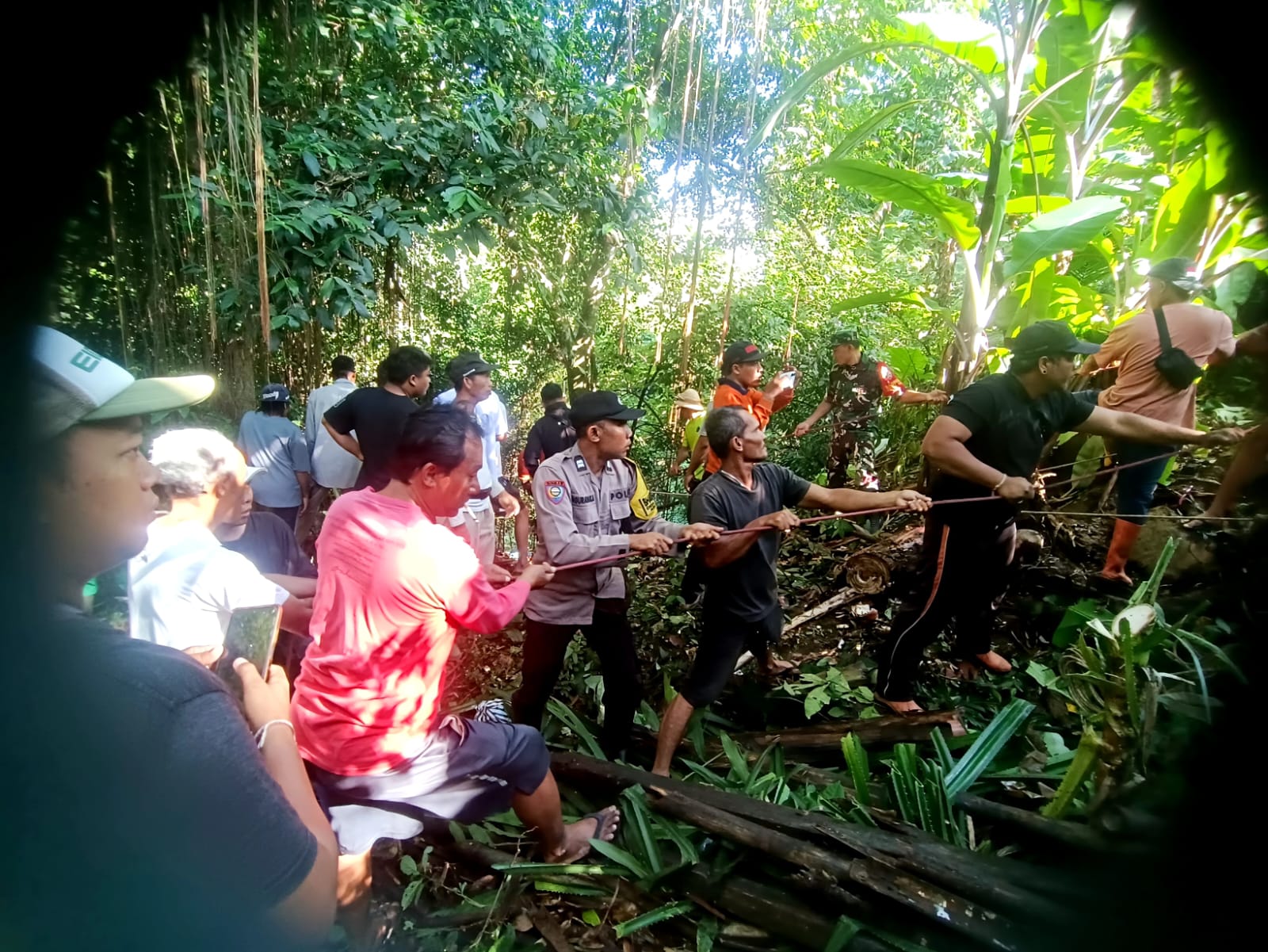GIANYAR, BALINEWS. ID – Nenek dari Banjar Kajanan, Desa Tegal Tugu, Kecamatan Gianyar, Kabupaten Gianyar, ditemukan tewas setelah jatuh ke jurang dengan kedala…