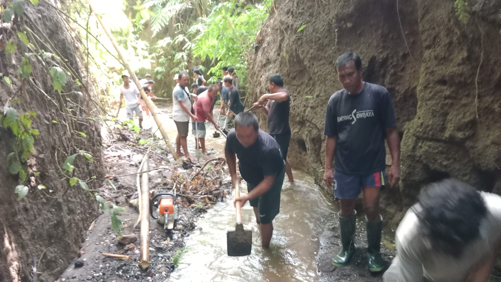 GIANYAR, BALINEWS.ID - Musibah longsor terjadi di Subak Munggu dan Subak Penganyangan, Desa Kenderan, Kecamatan Tegalalang. Material berupa tanah berpasir meny…