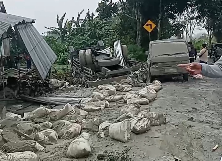 BANGLI, BALINEWS.ID - Truk muatan semen dengan nomor polisi S 9109 UH mengalami rem blong saat melintas di Banjar Petung, Desa Batur Tengah, Kabupaten Bangli, …