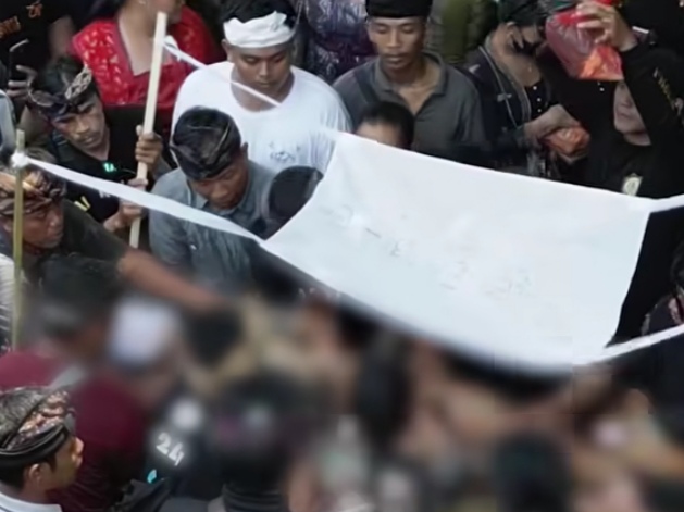 KARANGASEM, BALINEWS. ID – Korban penusukan di Jalan Nangka Utara, yakni I Kadek Parwata, telah dikebumikan di kuburan Antiga, Desa Manggis, Karangasem pada Mi…