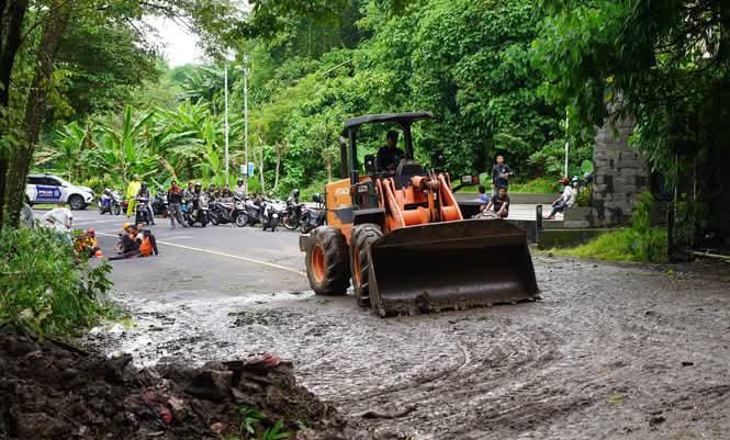 KLUNGKUNG, BALINEWS.ID - Hujan deras yang mengguyur wilayah Klungkung selama tiga hari berturut-turut menyebabkan tebing di perbatasan Klungkung-Gianyar kembal…
