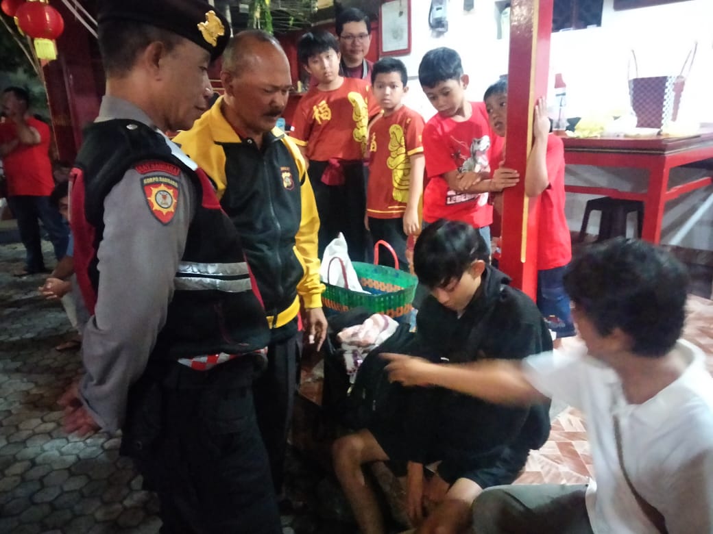 GIANYAR, BALINEWS.ID - Seorang laki-laki dilaporkan meresahkan dengan keluar masuk dan melakukan persembahyangan di Konco Cong Po Kong Bio, Jalan Dipta, Gianya…