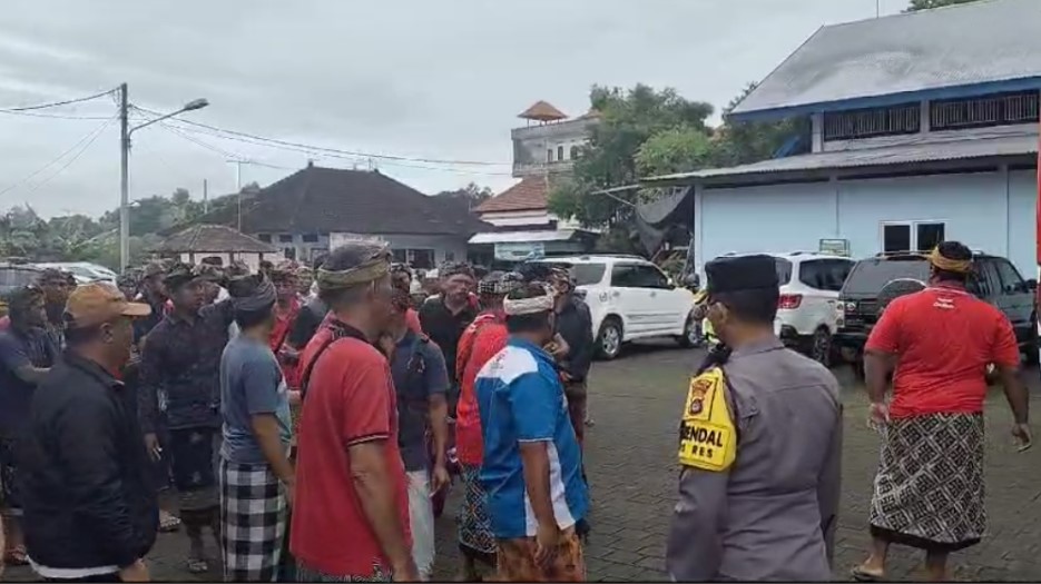 GIANYAR, BALINEWS.ID – Puluhan sopir angkutan siswa (angsis) yang biasa mengantar siswa SMP di Gianyar mengeluhkan adanya pemotongan upah harian mereka. Sebelu…