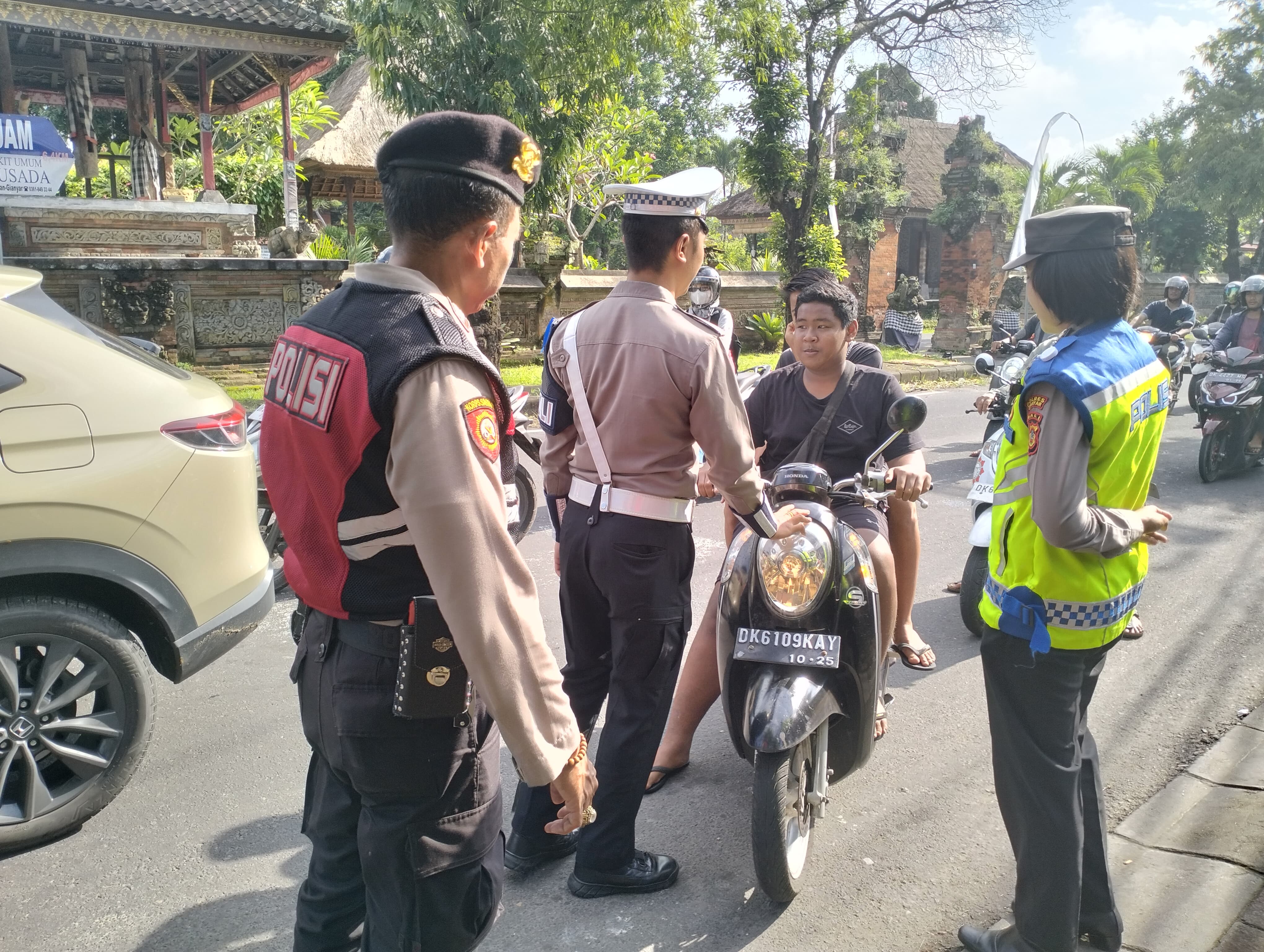 GIANYAR, BALINEWS.ID – Satuan Tugas (Satgas) Preemtif Operasi Keselamatan Agung 2025 Polres Gianyar kembali turun ke jalan. Kali ini menyasar pengendara di Jal…