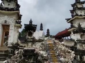 KLUNGKUNG, BALINEWS.ID – Bangunan pintu gerbang utama atau kori agung di Pura Puser Saab di Desa Batumadeg, Kecamatan Nusa Penida, pada Jumat (14/2/2025) menga…