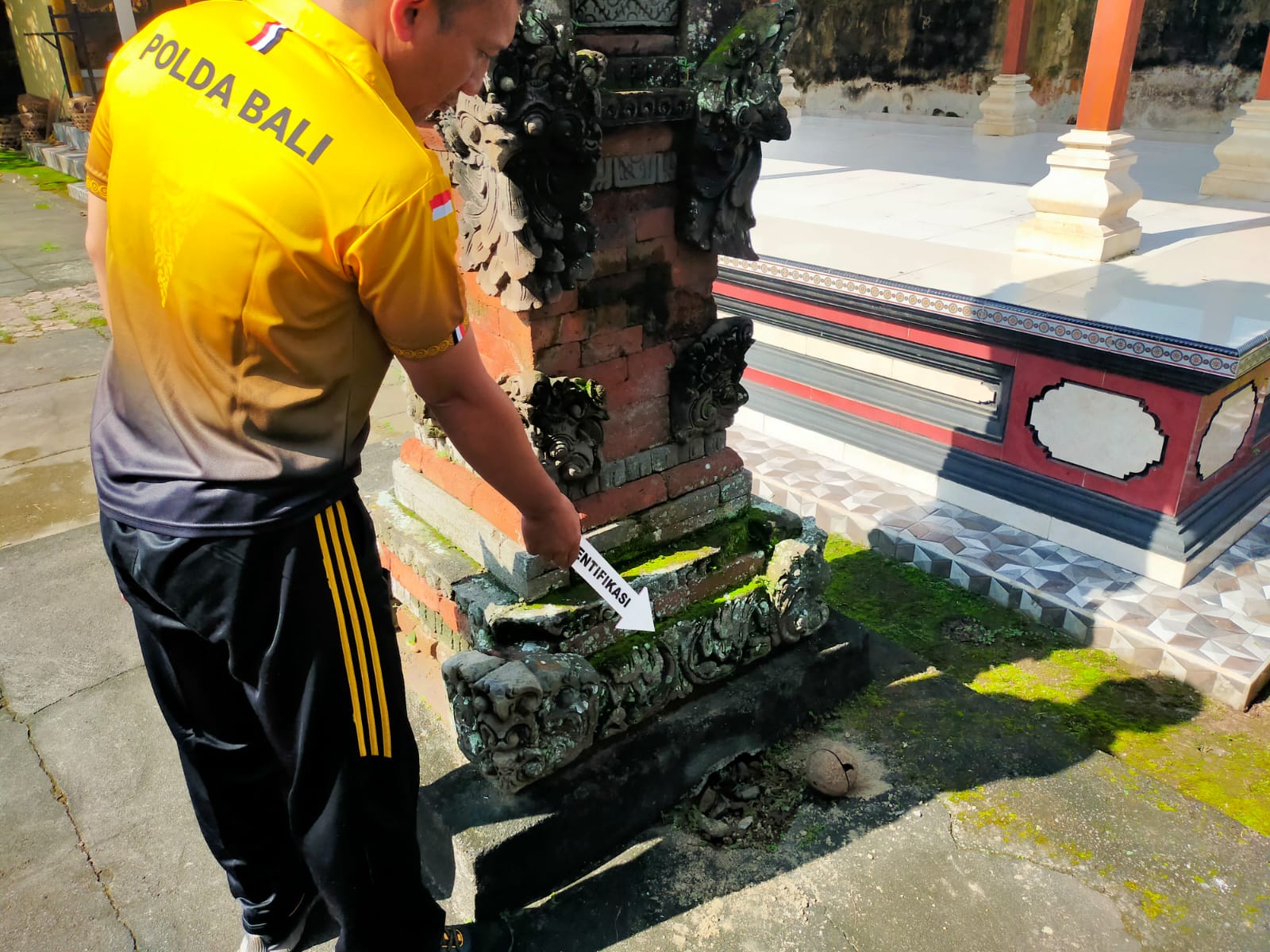 GIANYAR, BALINEWS.ID – Aksi pencurian menimpa Pura Desa Temesi yang terletak di Banjar Peteluan, Desa Temesi, Kecamatan Gianyar, pada Jumat (14/2/2025). Tiga b…