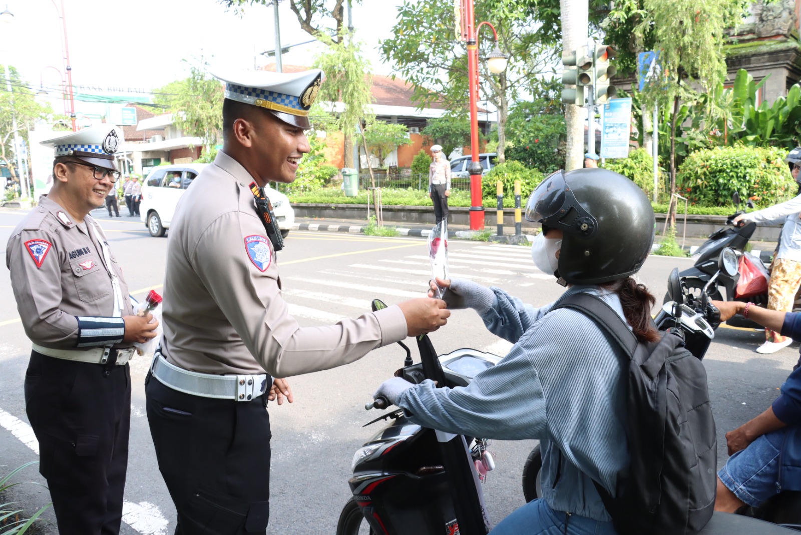 GIANYAR, BALINEWS.ID - Masih dalam suasana romantis Valentine, Satlantas Polres Gianyar memberikan kejutan manis kepada para pengendara yang tertib di jalan. D…