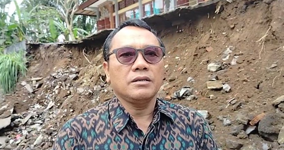 GIANYAR, BALINEWS.ID – Senderan longsor terjadi di salah satu ruangan di SMP Negeri 2 Tegalalang, pada Selasa (18/2/2025). Kejadian tersebut terjadi sekitar pu…