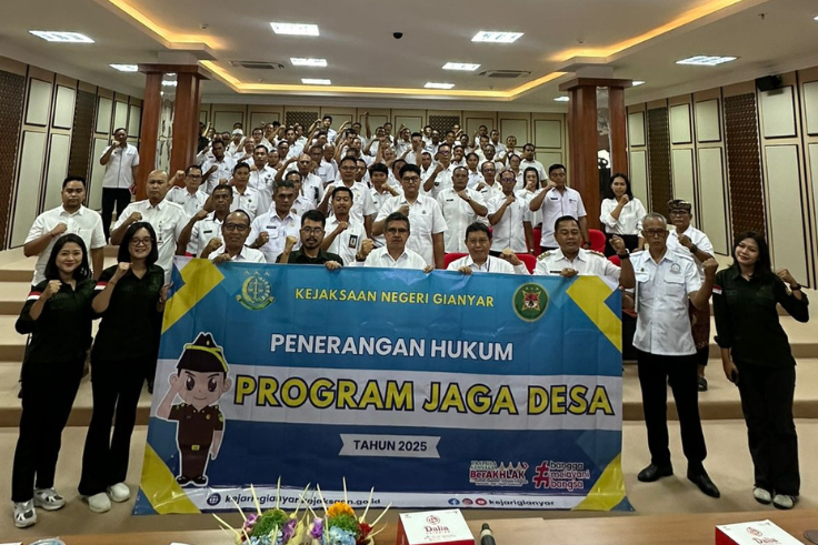 GIANYAR, BALINEWS.ID - Kejaksaan Negeri Gianyar melaksanakan sosialisasi terkait pengelolaan Dana Desa dan pengenalan aplikasi Jaga Desa di Ballroom Praja Sabh…