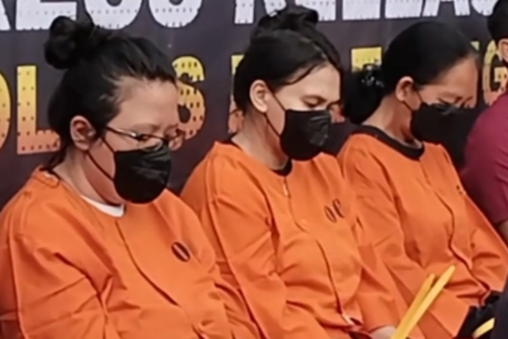BULELENG, BALINEWS.ID - Polres Buleleng menangkap tiga wanita berinisial OSM (30) alias Oky, IOP alias Intan (38), serta LY alias Leni (53) yang menghabisi nya…