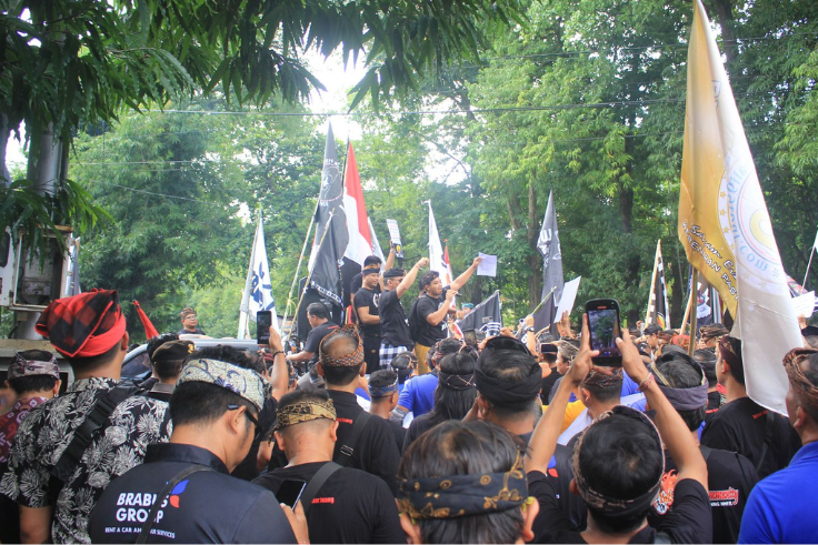 DENPASAR, BALINEWS.ID - Ribuan driver pariwisata di Bali kembali menggelar aksi demonstrasi di depan kantor DPRD Provinsi Bali pada Selasa (25/2/2025). Aksi in…