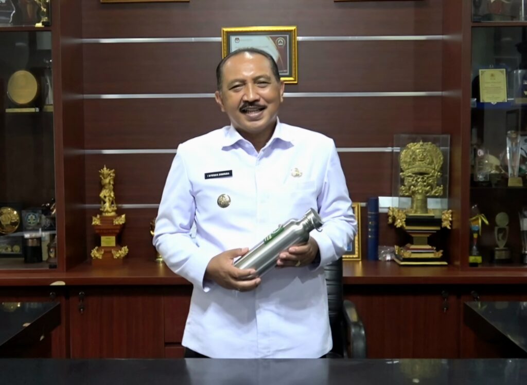KLUNGKUNG, BALINEWS.ID - Pemerintah Kabupaten Klungkung telah mengeluarkan Surat Edaran Nomor 100.3.4.2/0421/APPSDA/2025 tentang Implementasi Peraturan Gubernu…