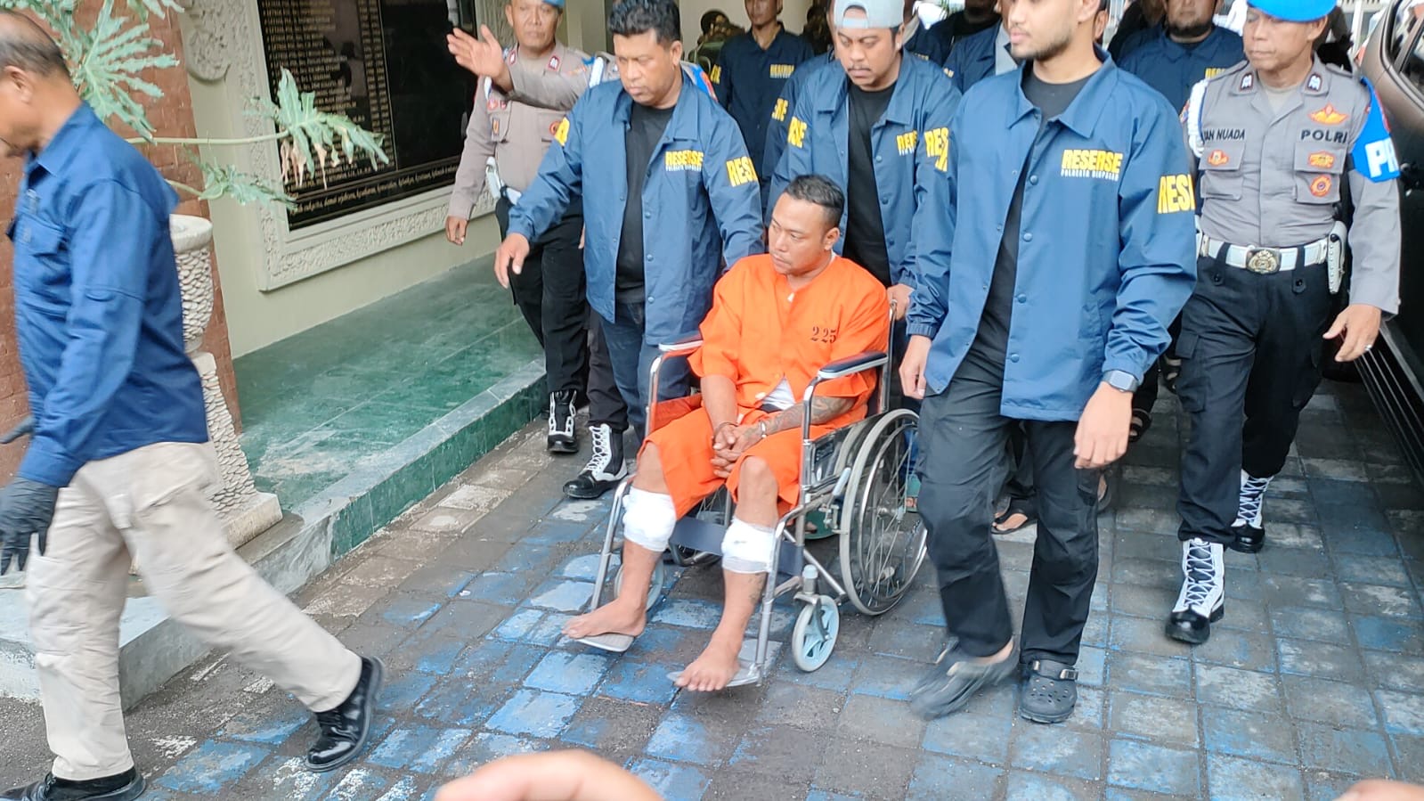 DENPASAR, BALINEWS.ID - Bastomi Prasetiawan (33), pelaku penusukan terhadap Kadek Parwata (31) di depan Warung Auna, Jalan Nangka Utara, Denpasar Utara kini te…