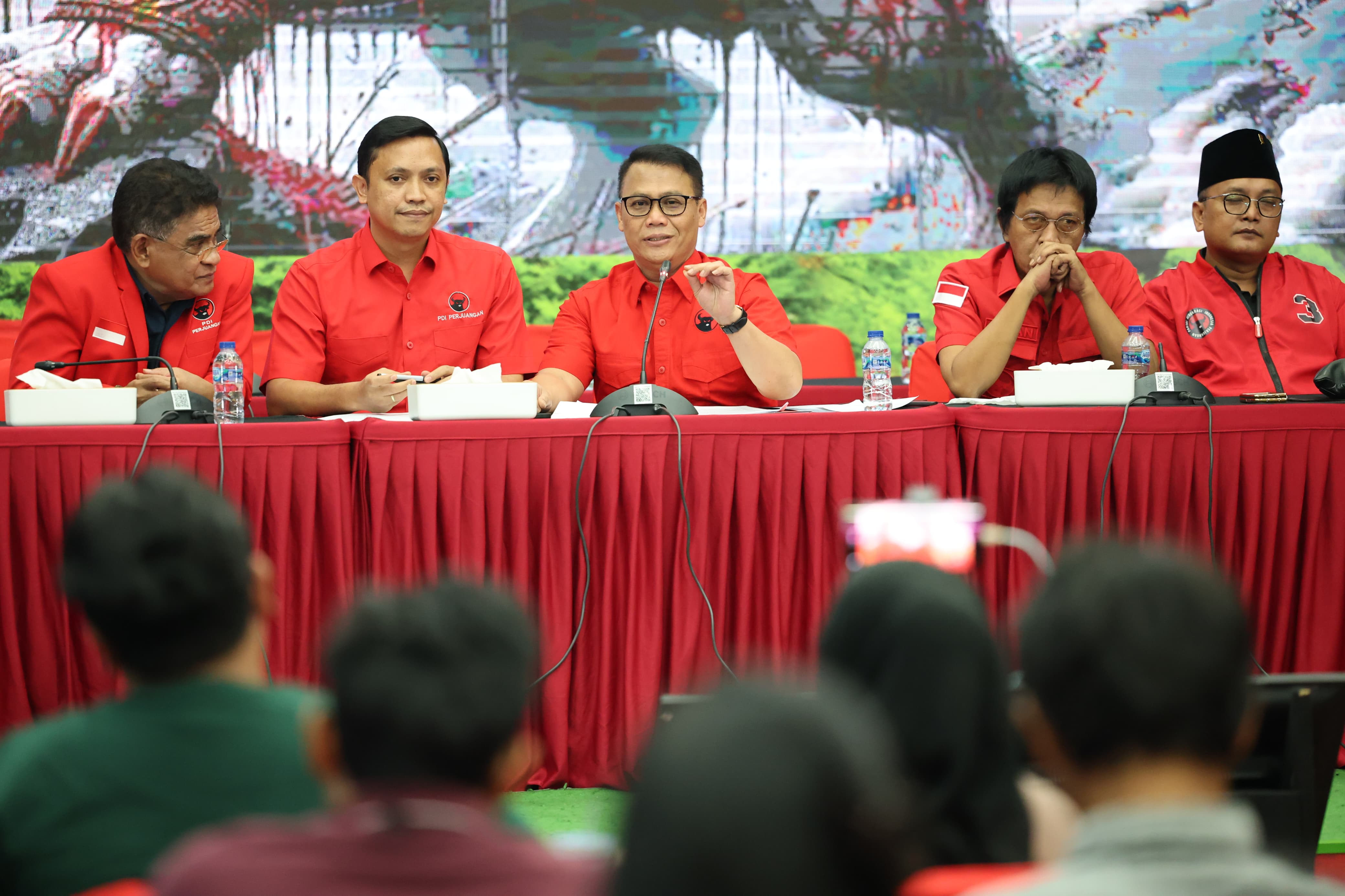 POLITIK, Balinews.id - Partai Demokrasi Indoseia (PDIP) Perjuangan menyatakan bahwa Ketua Umum PDI Perjuangan Megawati Soekarnoputri tidak pernah melarang kade…