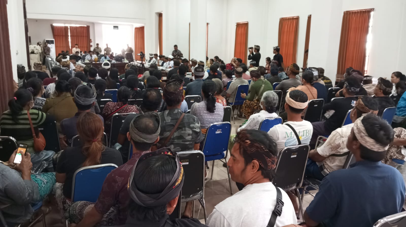 GIANYAR, BALINEWS.ID – Ratusan nasabah Lembaga Perkreditan Desa (LPD) Bedulu di Kecamatan Blahbatuh, sudah empat tahun kesulitan menarik dana mereka. Dari seki…