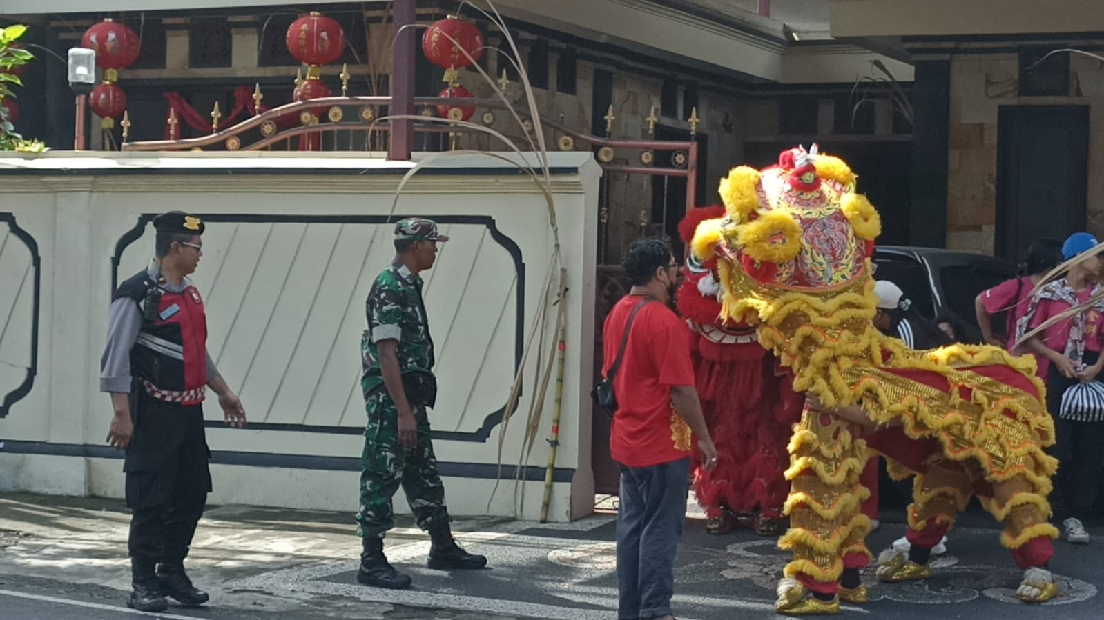 GIANYAR, BALINEWS.ID - Tradisi ngelawang Barongsai Singa Emas digelar di Kecamatan Blahbatuh pada Sabtu, 8 Februari 2025. Acara ini sebagai bagian dari perayaa…