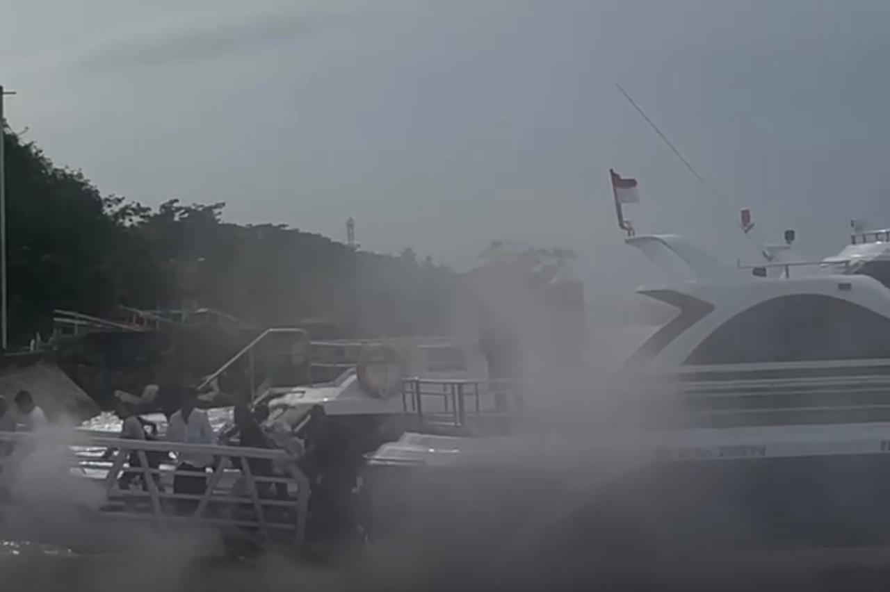 NUSA PENIDA, BALINEWS.ID - Sebuah kebakaran terjadi pada salah satu mesin boat Idola Express yang melayani rute Sanur-Nusa Penida pada Minggu (9/2/2025). Kejad…